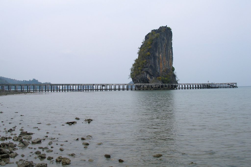 达鲁岛近岸独立石灰岩柱、长栈桥与浅水岩块